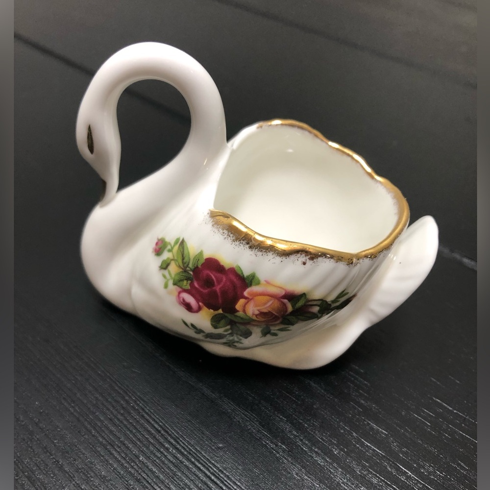 Small Swan Old Country Roses by ROYAL ALBERT. 1962